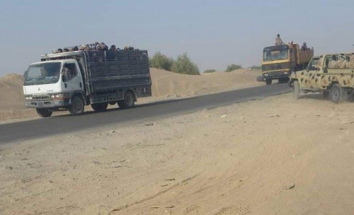 من إمارة مأرب شهود عيان اكثر من ٣٠٠ عائلة يمنية مطرودة من مأرب في طريقها الى عدن