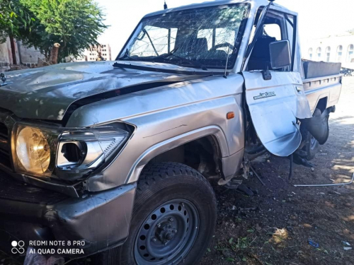 عدن .. إصابة مسؤول أمني ونجله بانفجار عبوة ناسفة وسقوط قذيفة على سطح منزل