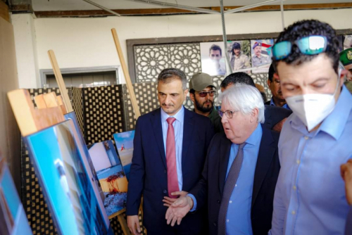 وصول غريفيث الى عدن وسط عمل إعلامي يوثق للهجوم الصاروخي على المطار