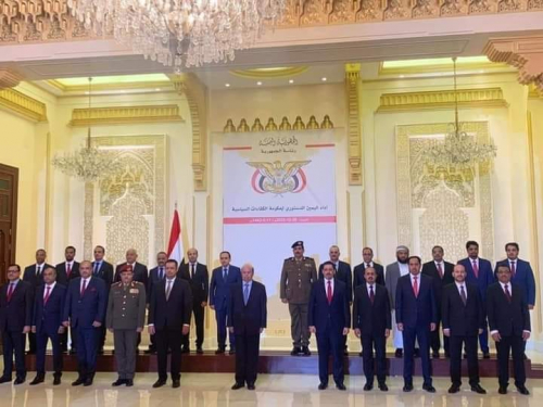 سياسي جنوبي: يهاجم الحكومة "تباً لها ولمن يعتقد أنها ستقوم بأي عمل مفيد للناس"