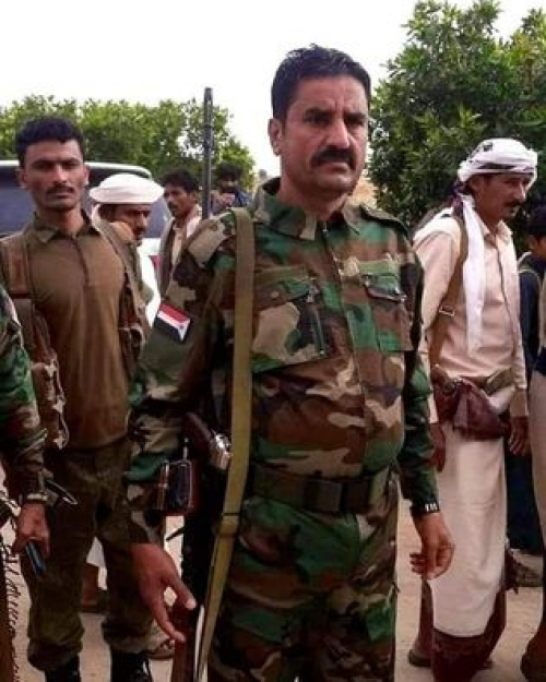 بعد زيارته للعمالقه في عسيلان رئيس انتقالي شبوة يوجه بتشكيل لجان لتسيير قافلة غذائية للمقاتلين في بيحان