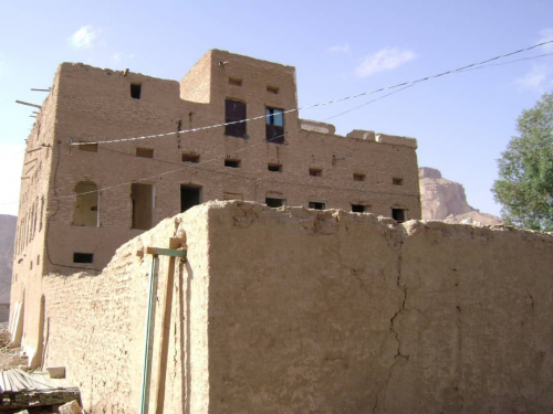 إبراهيم حيدان يهدم في سيئون المنزل الاثري لقائد جيش الكثيري اللواء الجابري
