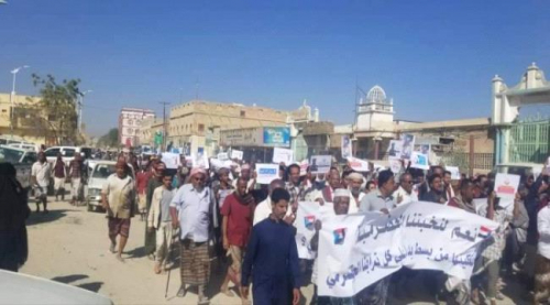 وقفة احتجاجية بالقطن تنديداً بتدهور الوضع الأمني بالمديرية