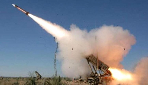 الحوثي يطلق ثلاثة صواريخ باليستية باتجاه باب المندب