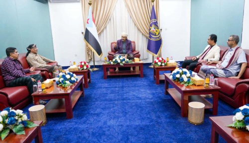 الرئيس الزُبيدي يناقش مع قيادات انتقالي حضرموت أوضاع المحافظة