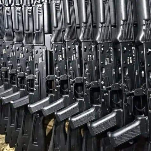 الحوثي المحاصر صنع بندقية كلاشنكوف يمني والشرعية الطليقة تصنع مكونات