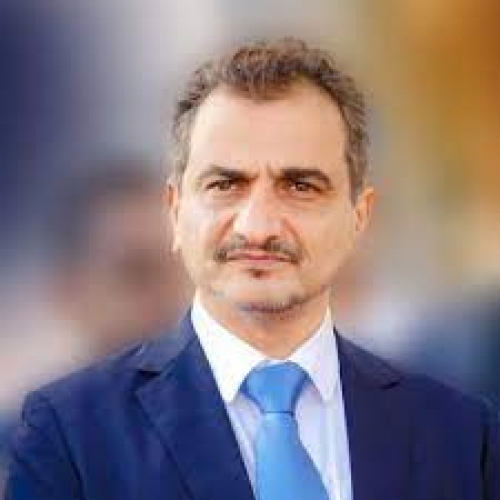 محافظ عدن يخاطب "معين" ووزرائه: عودوا إلى عدن لتعيشوا معاناة أهلها