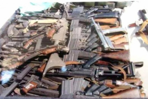 قوات طوارئ الغزو اليمني الرابع تنهب أمانات المواطنين بقوة السلاح بالمكلا