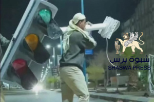 فضيحة أخلاقية مدوية: عساكر الشرعية اليمنية يسرقون إشارات المرور في المكلا ويعلنون عداءهم العلني للأخلاق