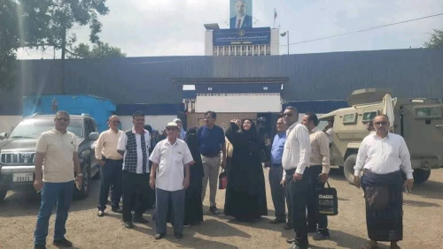 قوات العمالقة الجنوبية تغلق مقر الجمعية الوطنية الجنوبية بالتواهي 