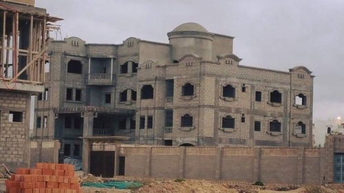 الخنبشي يكرس زيارته لحضرموت للسطو على ما تبقى من أراضي الدواجن بالمكلا 
