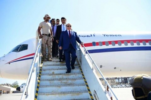 سياسي يمني : استهتار مسؤولي الشرعية .. لماذا لا تستخدم طائرة الرئاسة لنقل الطلبة من الصين 