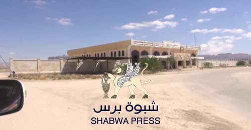 محافظ شبوه يخيّر ملاك الأراضي المحيطة بمطار عتق .. أمّـا التنازل أو المنع من البيع والبناء 