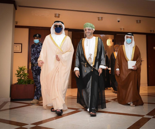 مشاورات إماراتية عمانية في غمرة البحث عن حلول لأزمات المنطقة