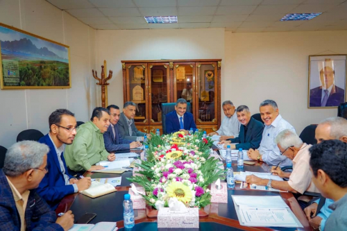 محافظ العاصمة عدن يبحث مع إدارة شركة الغاز وملاك المحطات آلية توفير وتوزيع الغاز المنزلي