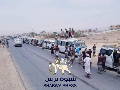 جنود الاحتلال يطلقون الرصاص على الجماهير وضابط من عمران يهدد بالانتقام في المكلا