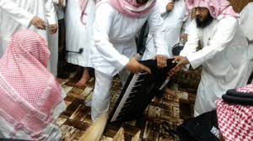عودة خجولة لمطاوعة السعودية: لافتات في المحال التجارية وعلى السيارات