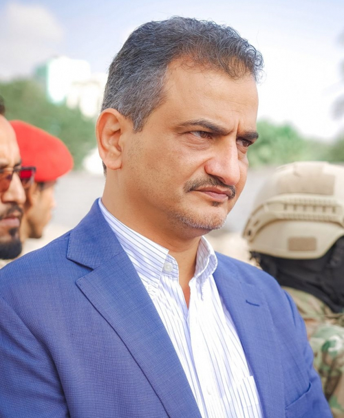 المحافظ لملس يعزي بوفاة مدير عام مديرية دار سعد " رائد ضباب"