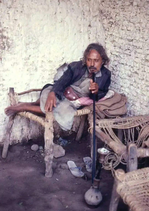 صاحب الكتلي "المخرشخ" في صورة نادرة تحكي تأريخ قاطع طريق