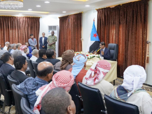 البحسني: أيادينا ممدودة للسلام وعلى الزناد إذا ارتأينا أي خطر