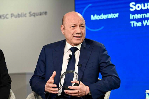 العليمي يتعهد للمجتمع الدولي بتأمين الملاحة البحرية إذا أدوا له زلط