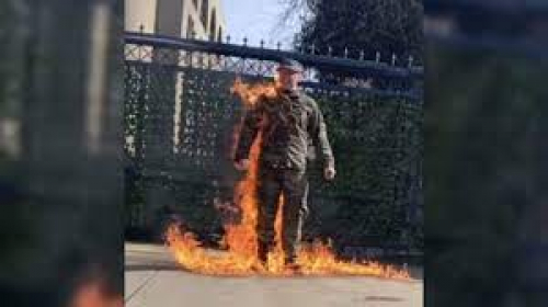 جندي أمريكي يحرق نفسه أمام سفارة إسرائيل في واشنطن تضامنا مع فلسطين