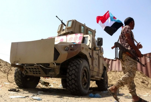 قيادي عسكري: العمالقة ودفاع شبوة يقاتلون نيابة عن ما تسمى وزارة الدفاع والجيش