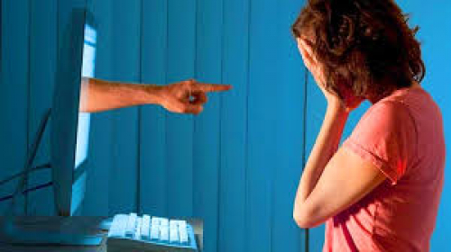 "الأيام" توضح بشأن نشر صور قاتلة زوجها في قضية الابتزاز