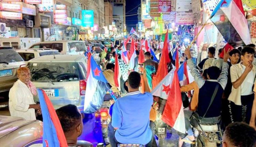 مسيرة حاشدة في المكلا دعمًا للزُبيدي ورفضًا لاستهداف مؤسسات الجنوب (صور)