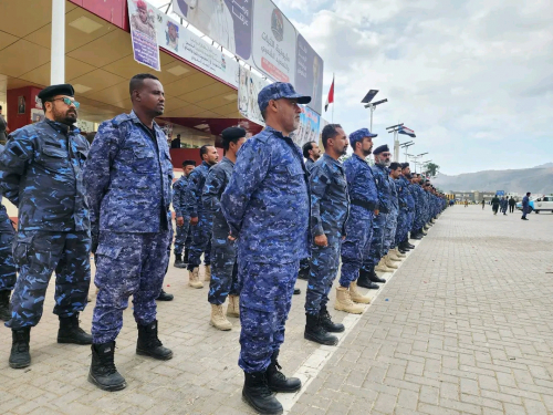  منتسبو الامن العام بالعاصمة عدن ينظمون وقفة احتجاجية للمطالبة الأشقاء بصرف رواتبهم.