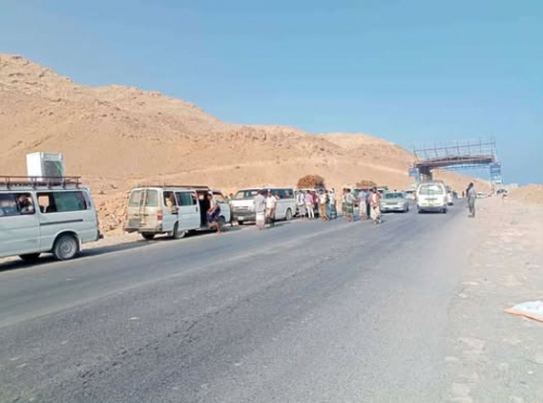 نقطة بروم العسكرية تغلق الطريق وتمنع جماهير حجر وشبوة من الوصول إلى مليونية المكلا