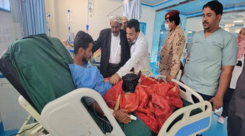 رئيس انتقالي شبوة يطمئن على جرحى اعتداء المظاهرة السلمية في عتق