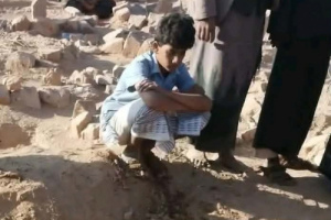 ابشِروا يا قتلة شبوة بعذاب جهنم الطويل.. طفل يتيم ابن الشهيد بن عشبة ينظر إلى تراب قبر أبيه وحسرة قلبه الصغير تفتت الصخر(صور)