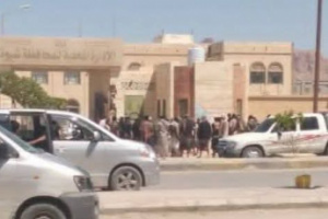 أسر الشهداء يحتشدون أمام مبنى مكتب محافظ شبوة مطالبين بتسليم القتلة للعدالة