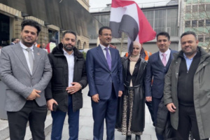  6 من أعضاء وفد العليمي في ألمانيا يقيمون تظاهرة تضامن مع رئيسهم