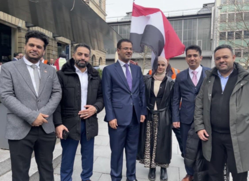  6 من أعضاء وفد العليمي في ألمانيا يقيمون تظاهرة تضامن مع رئيسهم