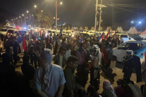 عاجل.. آلاف الجنوبيين تتجه إلى بوابة معاشيق رفضًا لوزراء الاحتلال اليمني (صور)