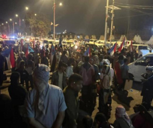 عاجل.. آلاف الجنوبيين تتجه إلى بوابة معاشيق رفضًا لوزراء الاحتلال اليمني (صور)