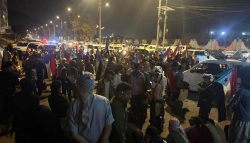 عاجل.. آلاف الجنوبيين تتجه إلى بوابة معاشيق رفضًا لوزراء الاحتلال اليمني (صور)