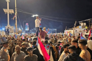 عاجل.. حراسة سلطات الاحتلال اليمني في معاشيق تطلق الرصاص على آلاف الجنوبيين