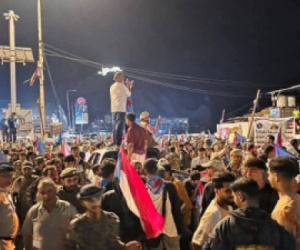 عاجل.. حراسة سلطات الاحتلال اليمني في معاشيق تطلق الرصاص على آلاف الجنوبيين