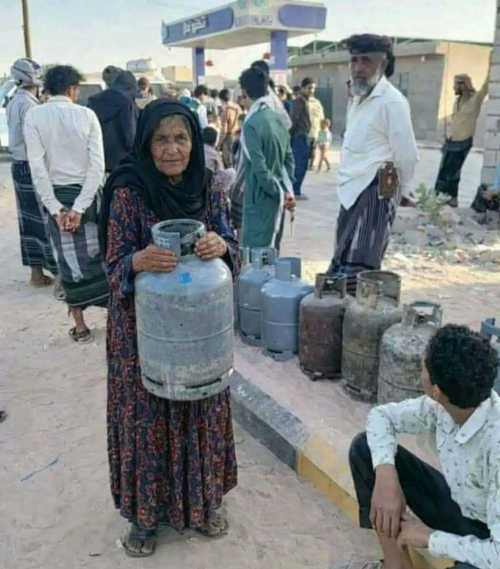 إلى أين يفرّون.. العليمي والمحرمي والصبيحي من دعوة عجوز في طابور الغاز ومن لعناتها..؟