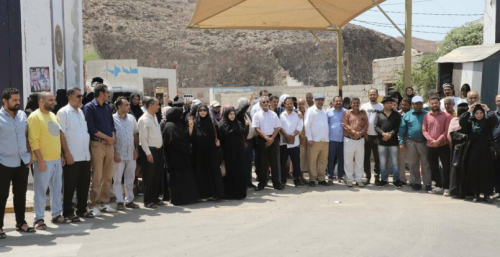 لليوم الخامس على التوالي.. كادر الأمانة العامة ينفذ وقفته المنددة بإغلاق مؤسسات شعب الجنوب السياسية