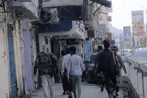 مسلحون بلباس مدني يجوبون شوارع عدن&hellip; هل عادت الفوضى بعد تشتيت القوات الجنوبية؟