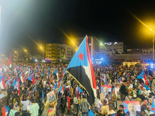 ساحة العروض تكتظ بحشود المتظاهرين قبيل انطلاق مليونية القرار (صور)