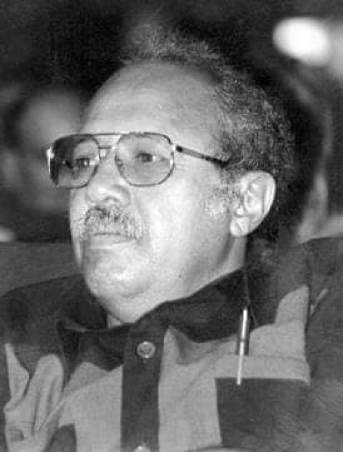 علي ناصر محمد في تعزيته لأسرة مقبل .. المسؤلين في صنعاء والرياض لم يهتموا بعلاج الفقيد