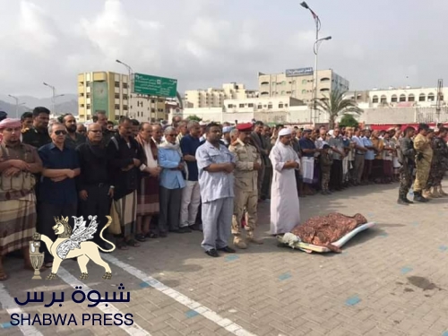 جموع غفيرة من أبناء عدن يؤدون صلاة الجنازة على جثمان عباد مقبل