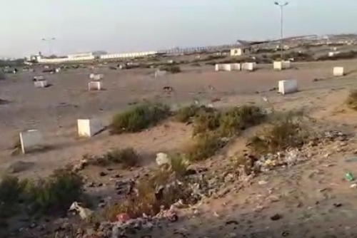 بالتنسيق مع قيادات انقلابية في صنعاء.. حكومة هادي تبيع عقارات استولى عليها نافذون في عدن