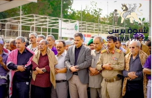 لملس والسعدي يؤديان صلاة الجنازة على جثمان المناضل مقبل