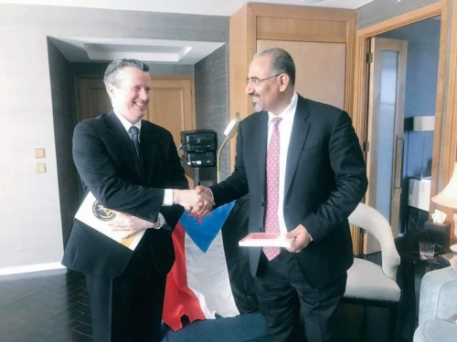 الرئيس الزبيدي يلتقي بلندن برئيس و مؤسس مجموعة الدبلوماسيين المستقلين